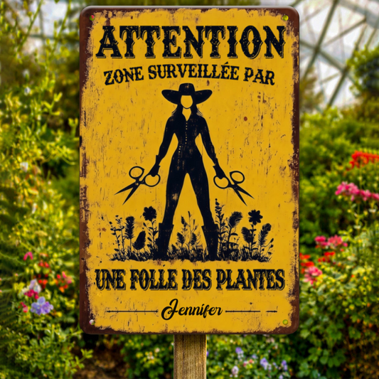 AttentionZoneSurveilleeParUneFolleDesPlantes_CadeauPersonnalisePlaqueEnMetalPourJardinieres_AmoureusesDesPlantes