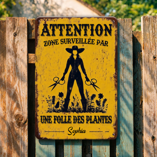 AttentionZoneSurveilleeParUneFolleDesPlantes_CadeauPersonnalisePlaqueEnMetalPourJardinieres_AmoureusesDesPlantes_2