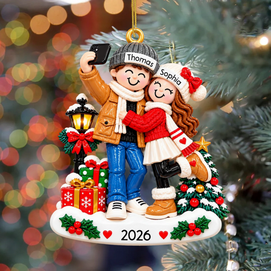 CoupleEnTrainDePrendreUnSelfie_CadeauPersonnaliseOrnementsEnAcryliquePourCouple