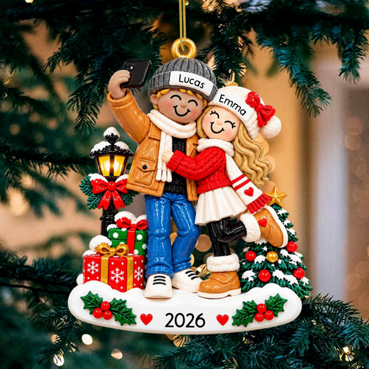 CoupleEnTrainDePrendreUnSelfie_CadeauPersonnaliseOrnementsEnAcryliquePourCouple_2