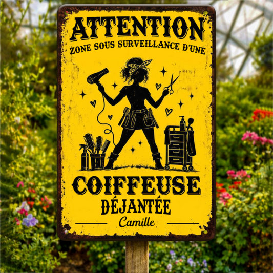 Attention_Zone_Sous_Surveillance_D_une_Coiffeuse_D_jant_e_ _Cadeau_Personnalis_Plaque_En_M_tal_Pour_Coiffeuses_1