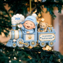 BebeDansUnPetitTrainJouetPourSonPremierNoel_CadeauPersonnaliseOrnementEnAcryliquePourNouveau Ne