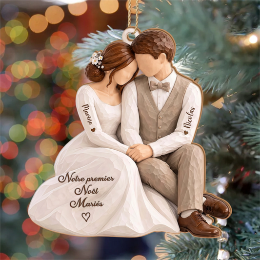 NotrePremierNoelMaries_CadeauPersonnaliseOrnemantEnBoisA1CouchePourCouples