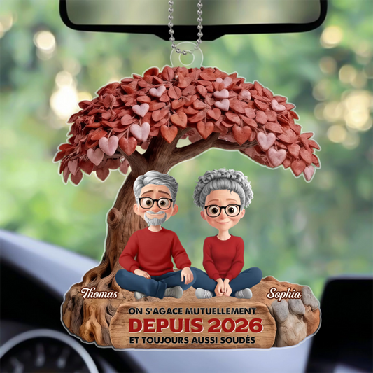 SceneDeCoupleSousUnArbreDeCoeurs_CadeauPersonnaliseOrnementEnAcryliquePourCouples_8015c2d2 e45f 458c 9bf1 f9e7561d6417